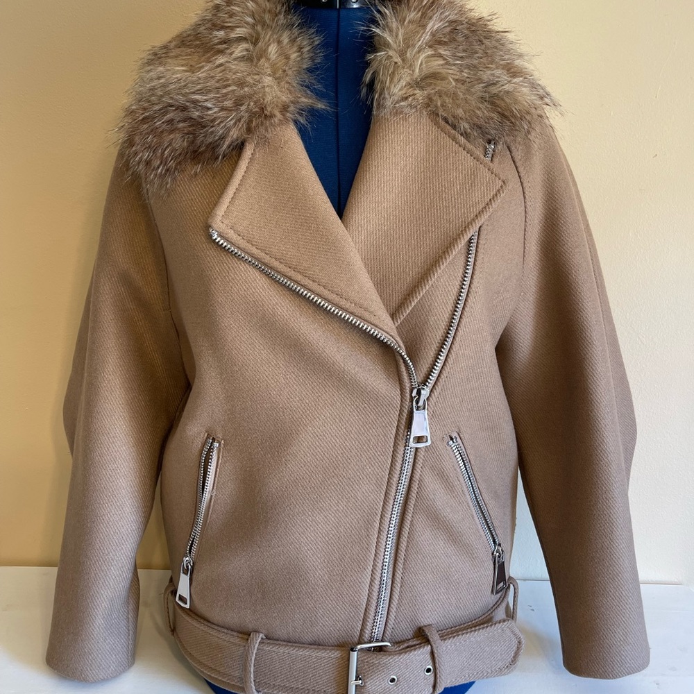 H&M Women’s Feather Collar Coat with Belt and Pockets w/zippers Size 8. Runs big